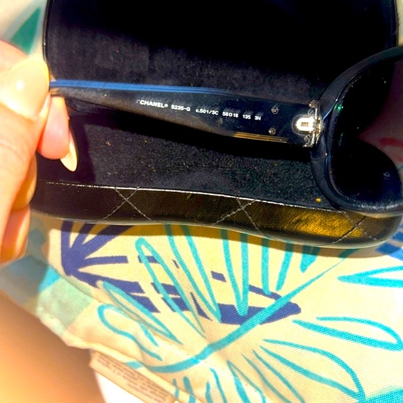 Chanel Black Sunglasses with Quilted Case - Picture 4 of 8